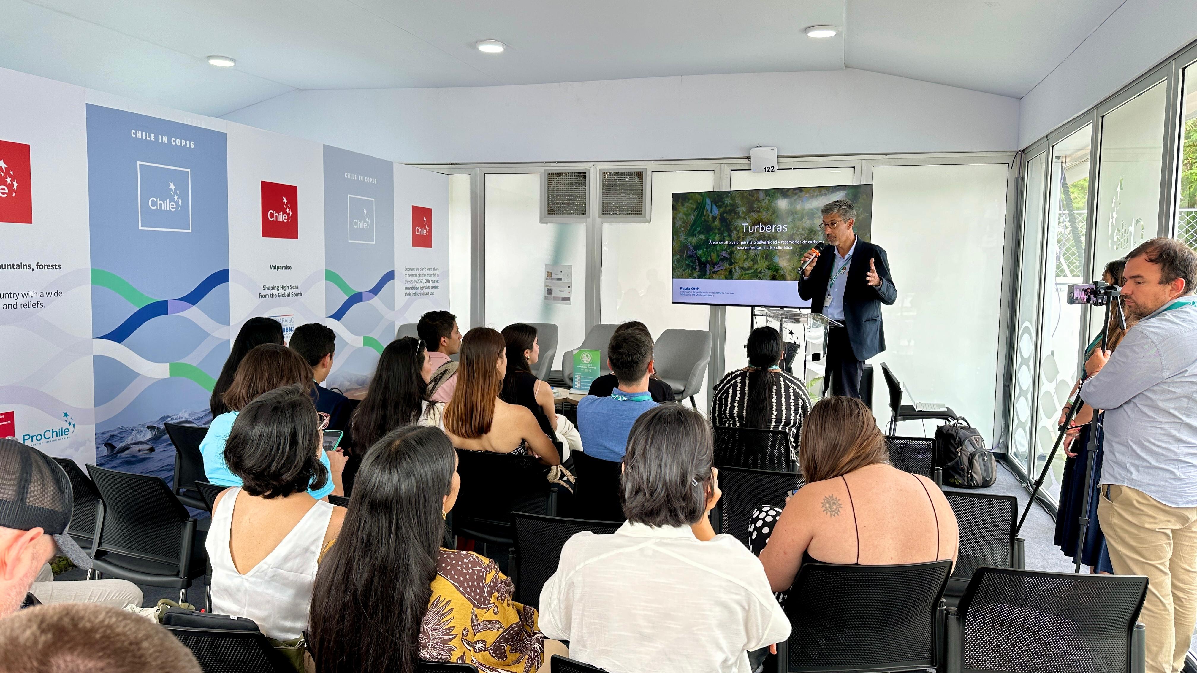 Mauricio Bedoya (UNEP) presenting at the Chilean Pavilion 