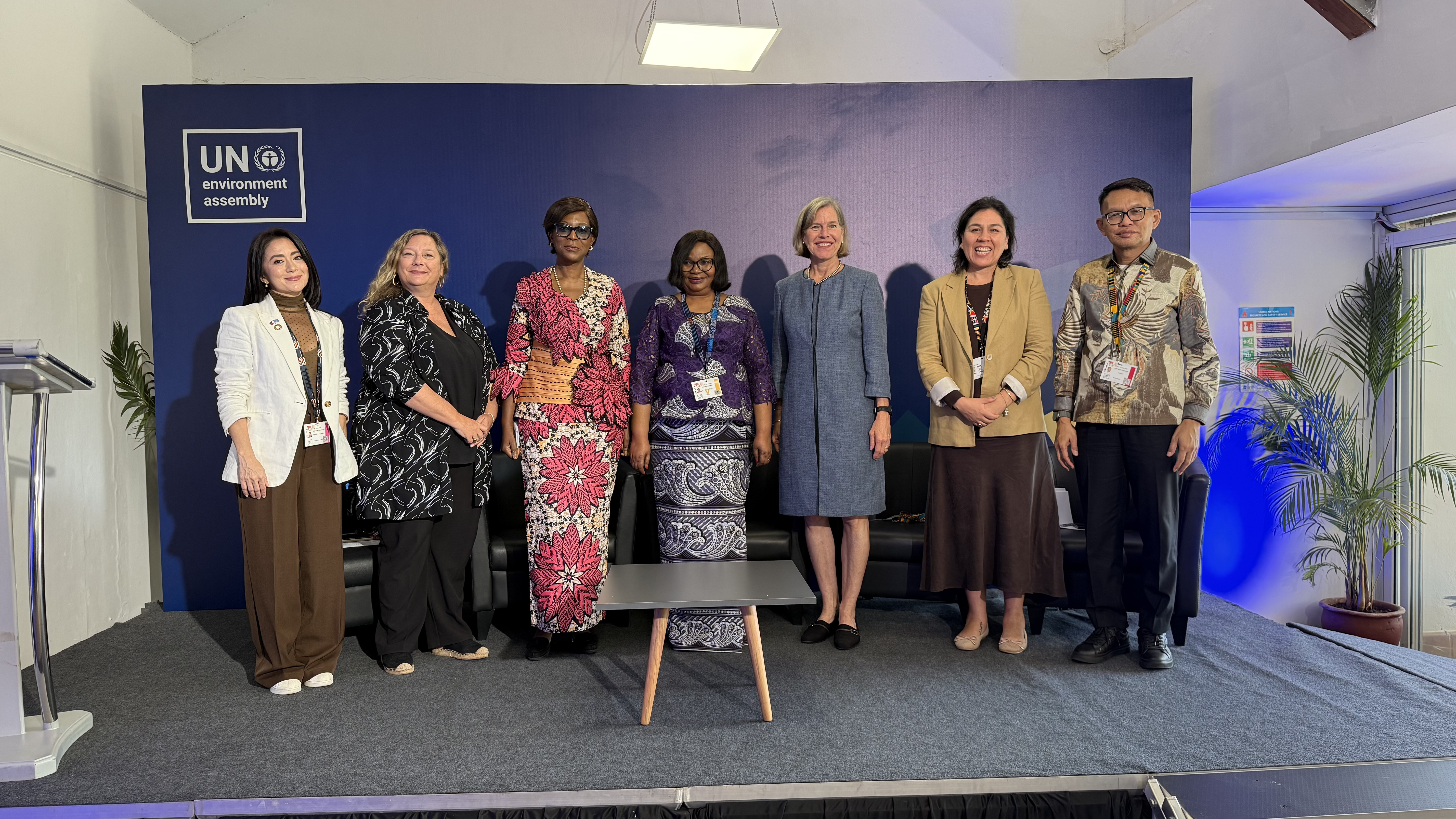 Left to right: Antoinette Taus (UNEP Goodwill Ambassador â Philippines), Dianna Kopansky (Coordinator of the Global Peatlands Initiative, UNEP), H.E. Arlette Soudan-Nonault (Minister of Environment, Sustainable Development and the Congo Basin, the Republic of Congo), H.E. Marie Nyange Ndambo (Minister of Environment and Sustainable Development, the Democratic Republic of the Congo), Erik Teguh Primiantoro (Senior Advisor of the Minister of Environment for International Cooperation and Diplomacy of Indonesia) and Mariela Celsa Canepa Montalvo (Advisor to the Office of the Minister of Peru).