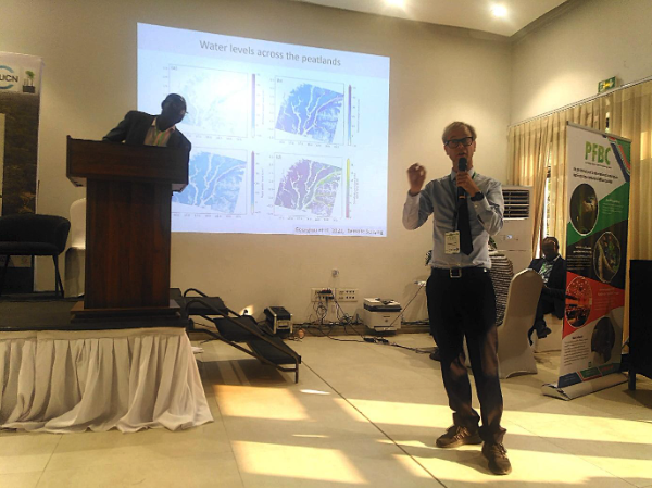 Prof. Simon Lewis of the CongoPeat project (Leeds University) presents peatlands data. Photo credit: Caroline Borowski.