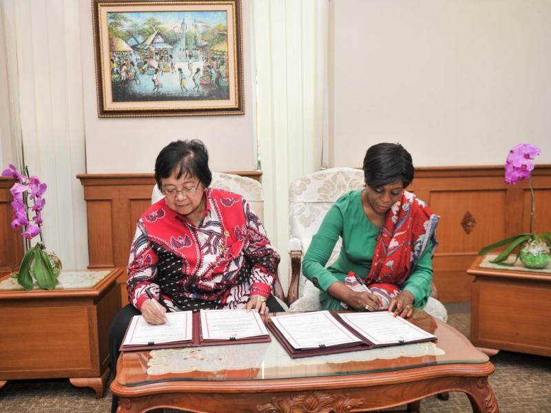 Minister of Environment and Forestry of the Republic of Indonesia, Dr.Ir. Siti Nurbaya Bakar (left) and Minister of Tourism and the Environment of the Republic of Congo, Arlette Soudan-Nonault (right) sign the Memorandum of Understanding. Minister of Environment and Forestry of the Republic of Indonesia, Dr.Ir. Siti Nurbaya Bakar (left) and Minister of Tourism and the Environment of the Republic of Congo, Arlette Soudan-Nonault (right) sign the Memorandum of Understanding.