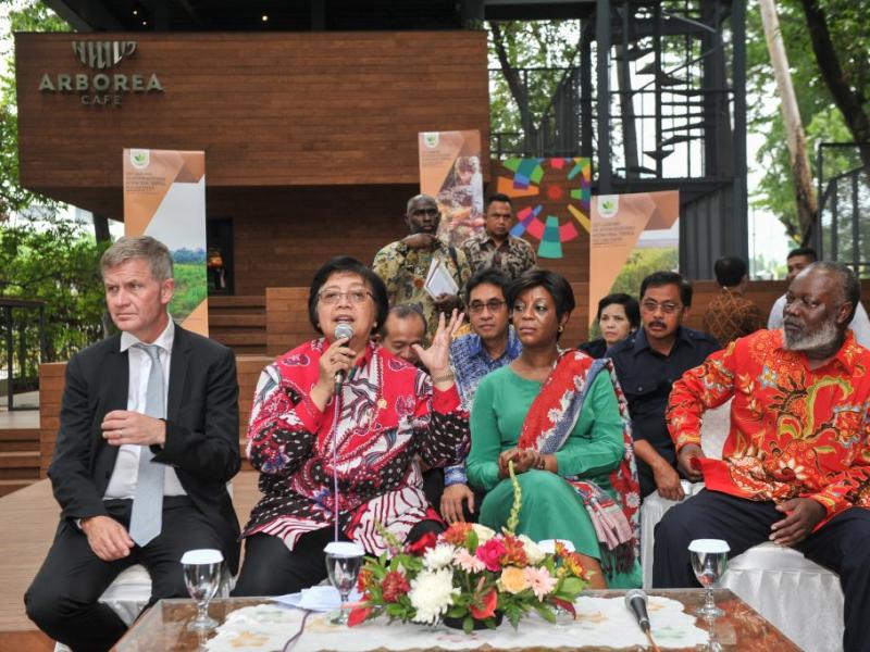 High-level ministerial exchange, Jakarta (10/29/2018) with Executive Director of UN Environment, Erik Solheim (left), the Minister of Environment and Forestry of the Republic of Indonesia, Dr.Ir. Siti Nurbaya Bakar M.Sc (center left), the Minister of Tourism and the Environment of the Republic of Congo, Arlette Soudan-Nonault (center right), Director, Ministry of Environment and Sustainable Development, Democratic Republic of Congo, Mr. Jose Ilanga Lofonga. High-level ministerial exchange, Jakarta (10/29/2018) with Executive Director of UN Environment, Erik Solheim (left), the Minister of Environment and Forestry of the Republic of Indonesia, Dr.Ir. Siti Nurbaya Bakar M.Sc (center left), the Minister of Tourism and the Environment of the Republic of Congo, Arlette Soudan-Nonault (center right), Director, Ministry of Environment and Sustainable Development, Democratic Republic of Congo, Mr. Jose Ilanga Lofonga.