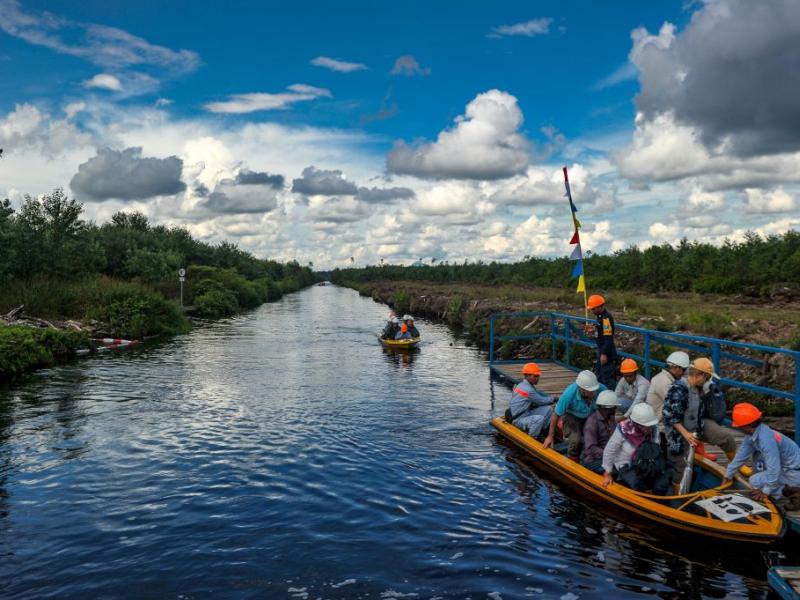 Delegates see peatlands that are being used for plantations, with a block dedicated to conservation in Kubu Raya, Pontianak, West Kalimantan (10/27/2018).