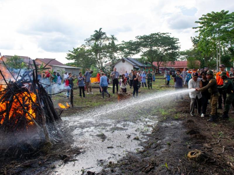 Minister of Tourism and Environment Republic of Congo, Arlette Soudan-Nonault is instructed on peatland fire detection and suppression by trained firefighters from the Ministry of Environment and Forestry of the Republic of Indonesia, Kubu Raya, Pontianak, West Kalimantan (10/27/2018). Minister of Tourism and Environment Republic of Congo, Arlette Soudan-Nonault is instructed on peatland fire detection and suppression by trained firefighters from the Ministry of Environment and Forestry of the Republic of Indonesia, Kubu Raya, Pontianak, West Kalimantan (10/27/2018).
