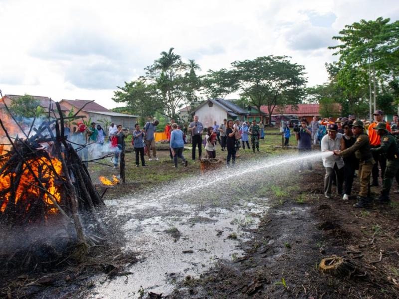 Minister of Tourism and Environment Republic of Congo, Arlette Soudan-Nonault is instructed on peatland fire detection and suppression by trained firefighters from the Ministry of Environment and Forestry of the Republic of Indonesia, Kubu Raya, Pontianak, West Kalimantan (10/27/2018).